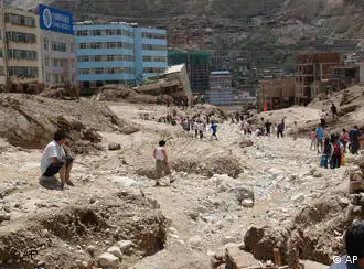 舟曲县大量房屋被泥石流掩埋，死亡人数已超过1100人