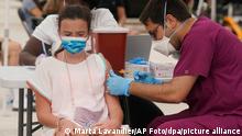Francesca Anacleto, 12, erhält ihre erste Impfung mit dem Covid-19-Impfstoff von Pfizer durch den Krankenpfleger Jorge Tase. Am Dienstag zählte die CDC in den vergangenen drei Tagen mehr als 50.000 neue COVID-19-Fälle in dem Bundesstaat, womit der Sieben-Tage-Durchschnitt auf einen der höchsten Werte seit Beginn der Pandemie anstieg, was einer Verachtfachung seit dem 4. Juli entspricht. (AP Foto/Marta Lavandier) +++ dpa-Bildfunk +++