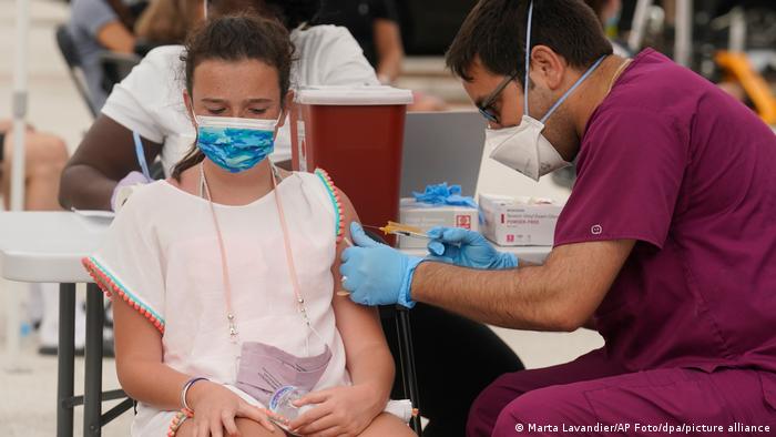 Adolescente recibe vacuna de Pfizer/BioNTech in Miami, EE. UU.