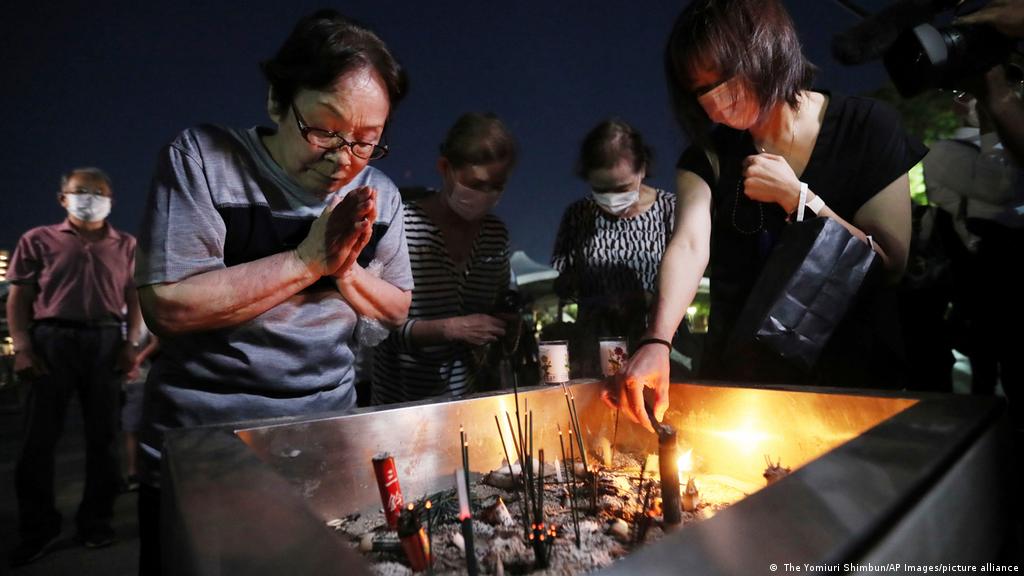 Japan′s Suga calls for nuke-free world on Hiroshima anniversary | News | DW  | 06.08.2021