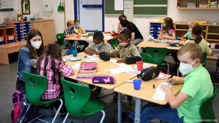  Enfants portant des masques dans une salle de classe