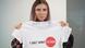 Velocista belarussa Krystsina Tsimanouskaya segura camiseta estampada "Eu só quero correr", em inglês Velocista belarussa Krystsina Tsimanouskaya segura camiseta estampada "Eu só quero correr", em inglês