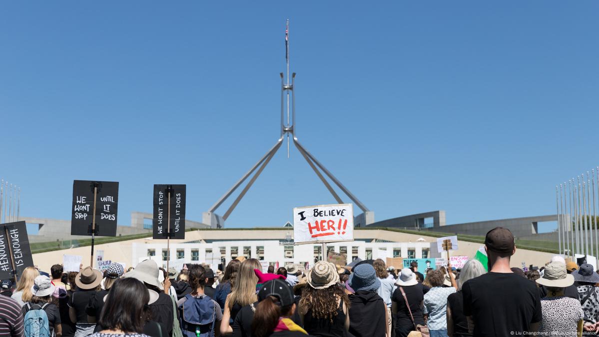 Australia: Man summoned over alleged rape in parliament – DW – 08/06/2021