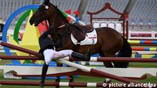 Moderner Fünfkampf: Olympia, Einzel, Frauen, Springreiten im Tokyo Stadium. Annika Schleu aus Deutschland fällt, nachdem ihr Pferd den Sprung verweigert hat. +++ dpa-Bildfunk +++