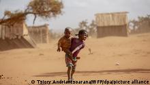 Kinder im Süden Madagaskars. Die schlimmste Dürre seit 40 Jahren gefährdet in dem vor Afrikas Ostküste gelegenen Inselstaat Madagaskar das Leben hunderttausender Menschen. Betroffen seien vor allem aber auch die Kinder, warnte die Hilfsorganisation Save the Children. +++ dpa-Bildfunk +++