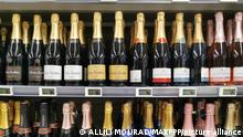 07/07/2021 ©ALLILI MOURAD/MAXPPP - Photo illustration bouteilles de champagne dans une grande surface *** Local Caption ***