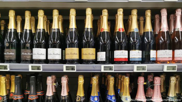 Ряды бутылок французского шампанского (фото из архива)