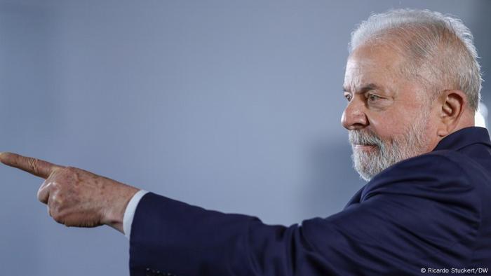 Luiz Inácio Lula da Silva aponta para a frente