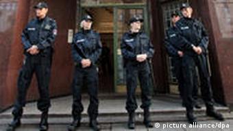 Vier Polizisten vor Moschee (Foto:dpa)