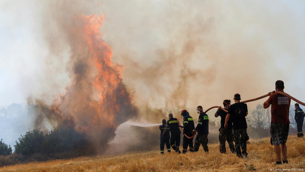 Global Wildfires Greece A Powder Keg As Thousands Flee Their Homes News Dw 06 08 21