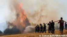 06.08.2021++++ Firefighters and volunteers try to extinguish a wildfire burning near Agios Stefanos, north of Athens, Greece August 6, 2021. REUTERS/Costas Baltas
