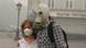Mit Mundschutz und Gasmaske versehen, läuft ein Paar über den Roten Platz. (Foto: dpa) Mit Mundschutz und Gasmaske versehen, läuft ein Paar über den Roten Platz. (Foto: dpa)