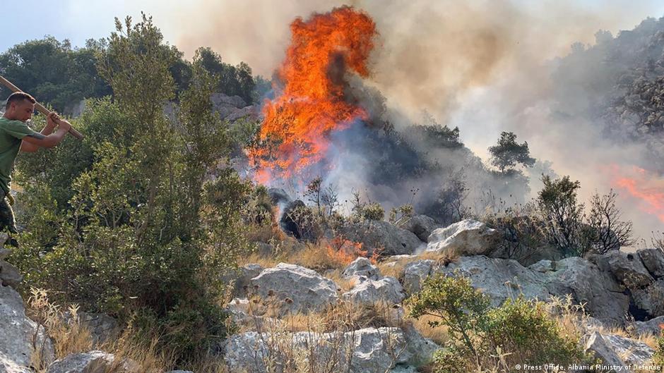 Flakë në Veri e në Jug të Shqipërisë, ende vatra zjarri agresive | Ballkani | DW - Vimarsana News