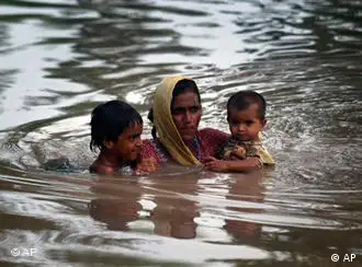 洪水中的巴基斯坦妇女儿童