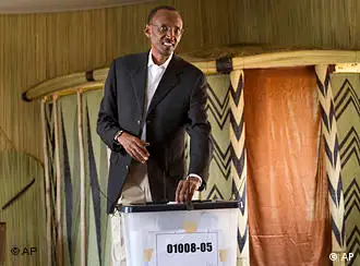 卢旺达举行总统大选 现总统卡加梅在投票站