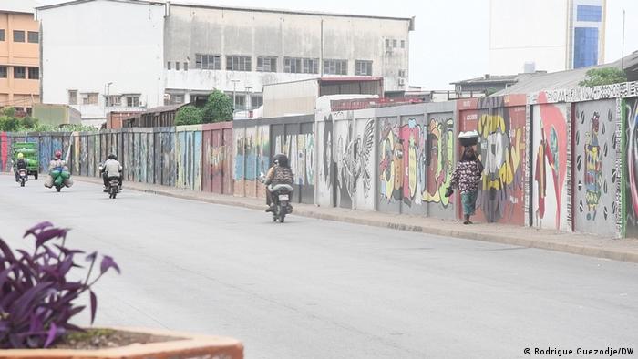 Le Mur du patrimoine à Cotonou est l'un des plus longs murs de graffitis au monde.