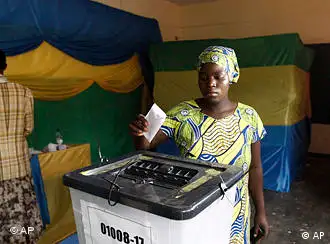 卢旺达选民在投票