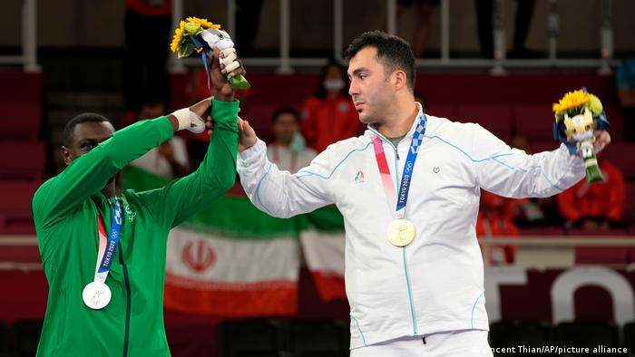 سجاد گنج‌زاده (راست) با مدال طلای کاراته المپیک توکیو