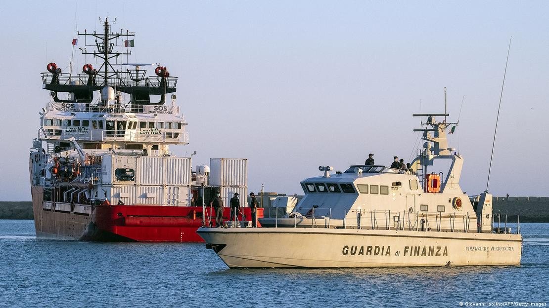 Το διασωστικό πλοίο Ocean Viking εισέρχεται στο λιμάνι Πόρτο Εμπέντοκλε της Σικελίας