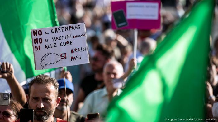 Des manifestants protestent contre le passeport vaccinal du corridor vert à Rome, en Italie