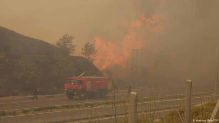 La autopista A1 en dirección norte de Grecia ha fallado como cortafuegos.