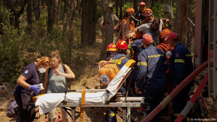 Rescate y atención de heridos cerca de Atenas: la evacuación es lo único que ha funcionado.