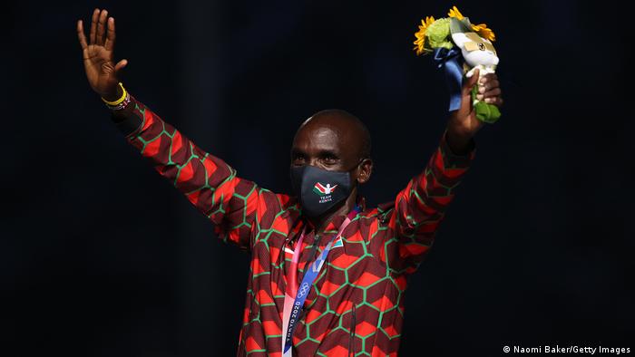 Eliud Kipchoge poses during the medal ceremony for the Men's Marathon Final during the Tokyo 2020 Olympic Games 