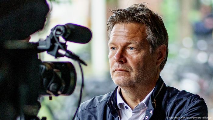 Der Grünen-Bundesvorsitzender Robert Habeck blickt von recht an einer links stehenden Kamera vorbei.