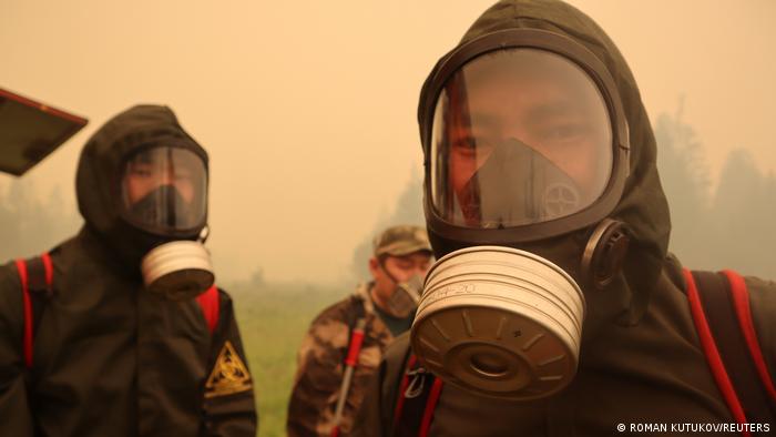 17 de julio de 2021 Bomberos con ropa protectora trabajan para extinguir un incendio forestal cerca del pueblo de Maharas en la región de Yakutia en Rusia