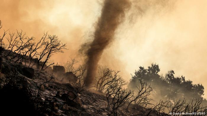 Ein Wirbelwind aus heißer Asche und Glut zieht durch das Höhlenfeuer, das am 26. November 2019 in den Hügeln von Santa Barbara, Kalifornien, brennt