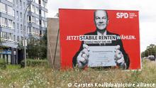 Ein Grossflächen-Plakat wirbt mit Kanzlerkandidat Olaf Scholz für die SPD. Sieben Wochen vor den Wahlen zum Berliner Abgeordnetenhaus und zum Bundestag haben die Parteien damit begonnen, Wahlplakate aufzuhängen oder aufzustellen. +++ dpa-Bildfunk +++