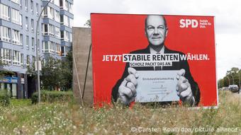 Плакат СДПГ с Шольцем на одной из улиц в Берлине 