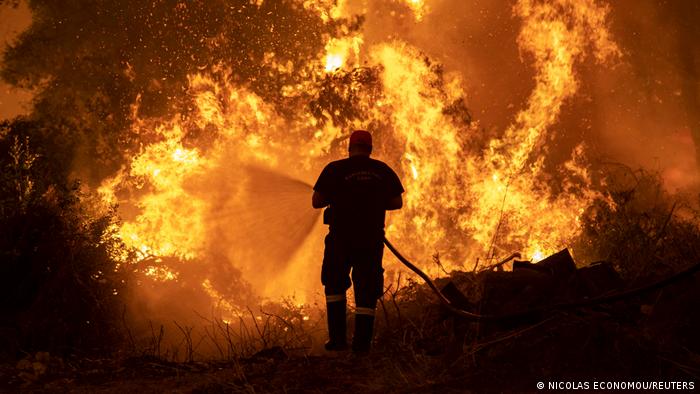 أوروبا تحترق.. لماذا تسارعت وتيرة حرائق الغابات المدمرة؟ | سياسة واقتصاد |  تحليلات معمقة بمنظور أوسع من DW | DW | 09.08.2021