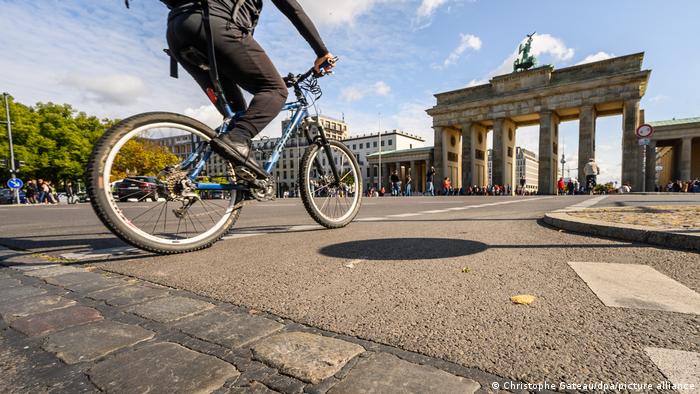 Berlin | Pflastersteine am Brandenburger Tor erinnern an die Berliner Mauer