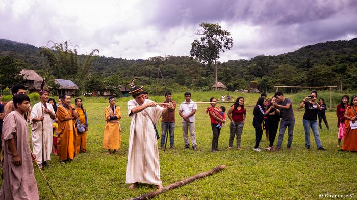 Indígenas yanesha en Perú: un hombre realizando prácticas ancestrales.