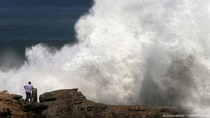 Un fuerte oleaje sobre la Costa Verde de Perú, que sufrió derrumbes a causa de los sismos. (Foto de archivo: 12.05.2015)