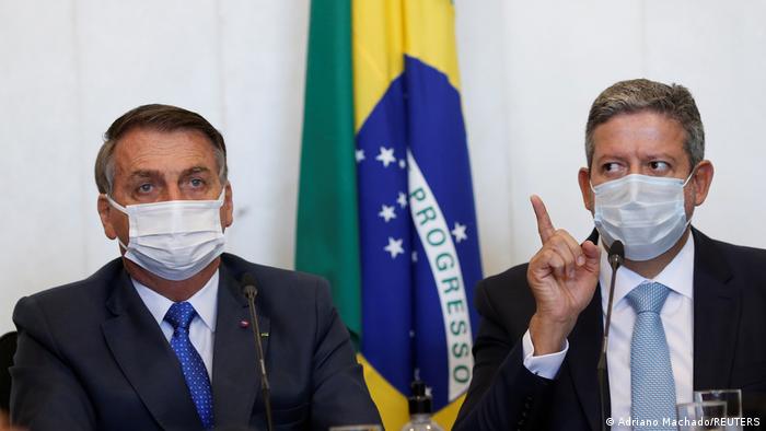 Jair Bolsonaro (esq.) e do presidente da Câmara, Arthur Lira (dir.)