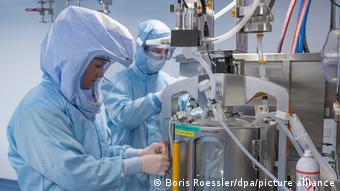 Производство вакцины BioNTech/Pfizer на заводе в Марбурге