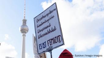 Στιγμιότυπο από πορεία διαμαρτυρίας στο Βερολίνο