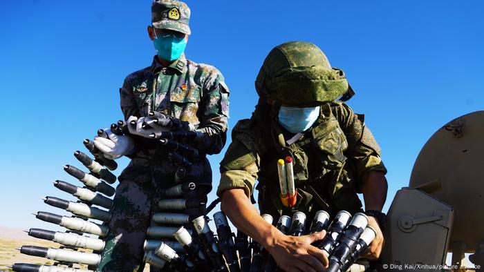 Soldados chinos durante un ejercicio militar conjunto con Rusia.