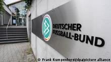 Das Logo des Deutschen Fußball-Bundes (DFB) prangt am Morgen am Eingang zur Zentrale an. 42 Tage nach dem EM-Aus in Wembley gegen England beginnt für die Fußball-Nationalmannschaft ein neues Kapitel. Hansi Flick wird als Bundestrainer öffentlich vorgestellt.