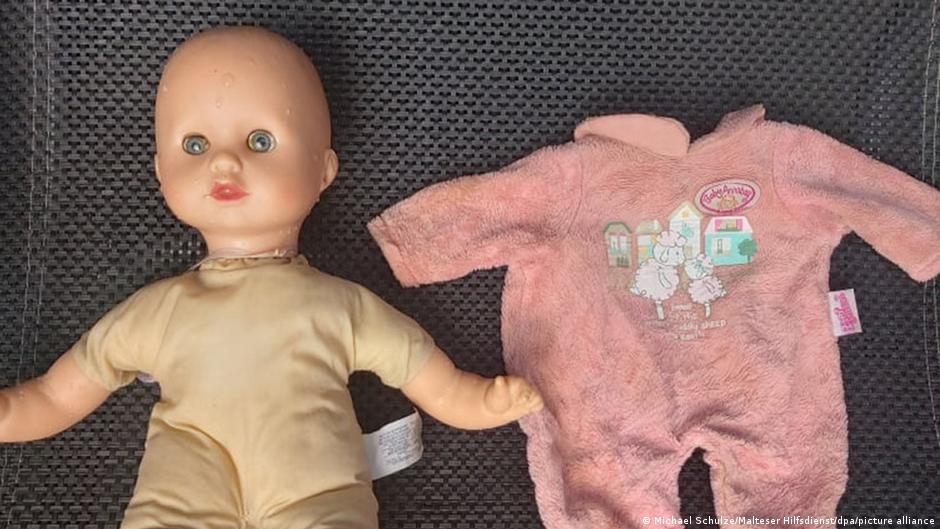 Menina de 4 anos reencontra boneca perdida em enchente na Alemanha | Notícias sobre política, economia e sociedade da Alemanha | DW - Vimarsana News
