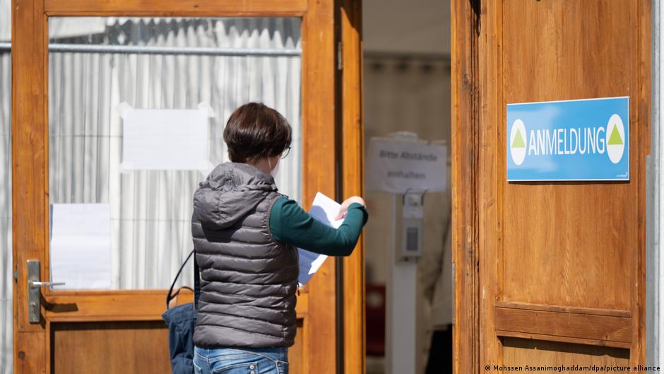 Ujë me kripë në vend të vaksinës? Akuza një infermiereje | Gjermania | DW - Vimarsana News