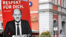 Erfurt Wahlplakate 03.08.2021 , Erfurt, Wahlplakate für die im September anstehende Bundestagswahl sind auf dem Anger an Lichtmasten und Strassenschildern befestigt im Bild: SPD Olaf Scholz - Repsekt für Dich *** Erfurt election posters 03 08 2021 , Erfurt, election posters for the upcoming federal election in September are attached to light poles and street signs on the Anger in the picture SPD Olaf Scholz Repsekt for you