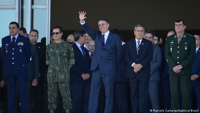 Bolsonaro acompanha o desfile acompanhado do ministro da Defesa e dos comandantes das três forças