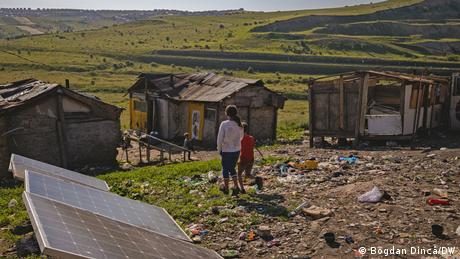 1500 роми живеят край най голямото сметище в Румъния Повечето от