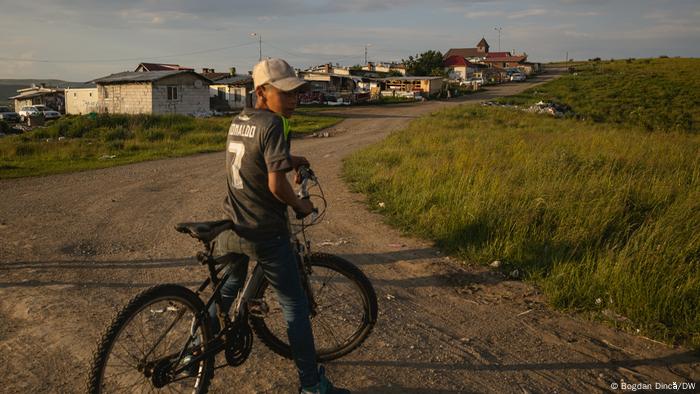 Un joven con una bicicleta en el vertedero de Pata Rat