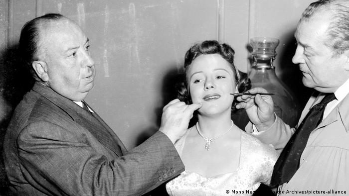 Alfred Hitchcock con su hija Patricia y una maquilladora.