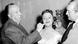 Alfred Hitchcock am Set von "Strangers" mit seiner Tochter Patricia und einem Make Up-Artist Alfred Hitchcock am Set von "Strangers" mit seiner Tochter Patricia und einem Make Up-Artist
