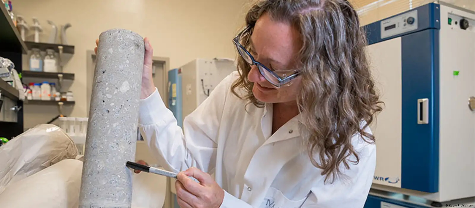 Hallan bacterias que son capaces de sobrevivir en el cemento – DW –  11/08/2021, image size:1600x700